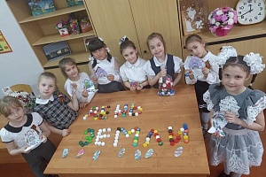 Жители десяти районов края собрали более тонны пластиковых крышек