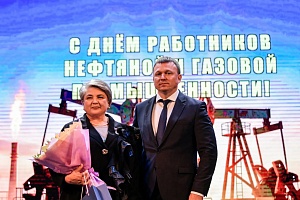 Евгений Пергун поздравил работников нефтегазовой отрасли с профессиональным праздником