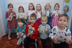 Воспитанники д/с занимаются творчеством, создавая яркие аппликации птиц – сов и орлов