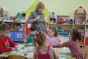 Воспитанники д/с занимаются творчеством, создавая яркие аппликации птиц – сов и орлов