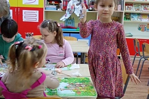 Воспитанники д/с занимаются творчеством, создавая яркие аппликации птиц – сов и орлов